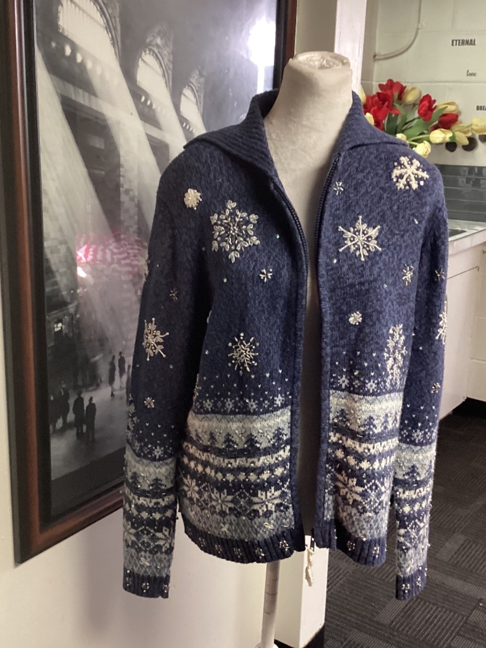 TIARS INTERNATIONAL SWEATER SNOWFLAKE BEADED MEDIUM
